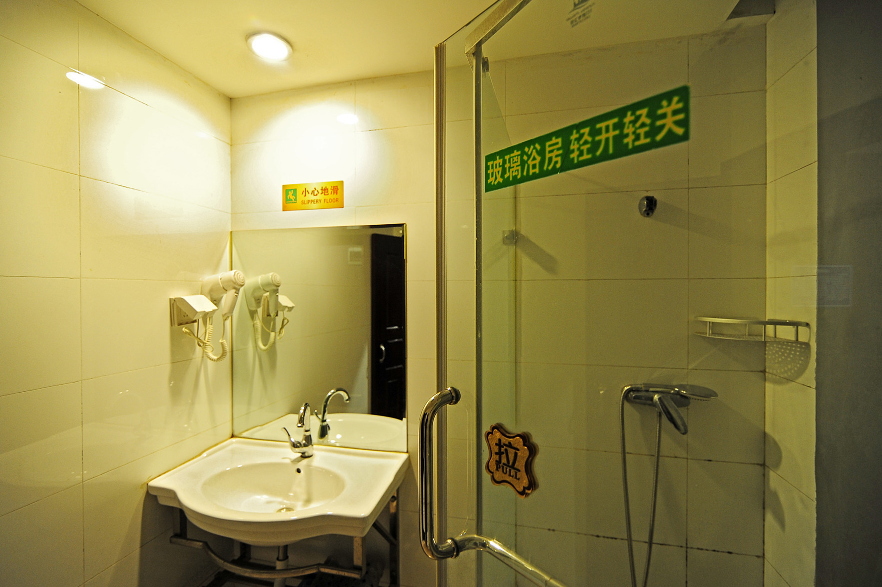 Vienna Hotel (Qianlingshan Park West Yan'an Road Metro Station) 3*