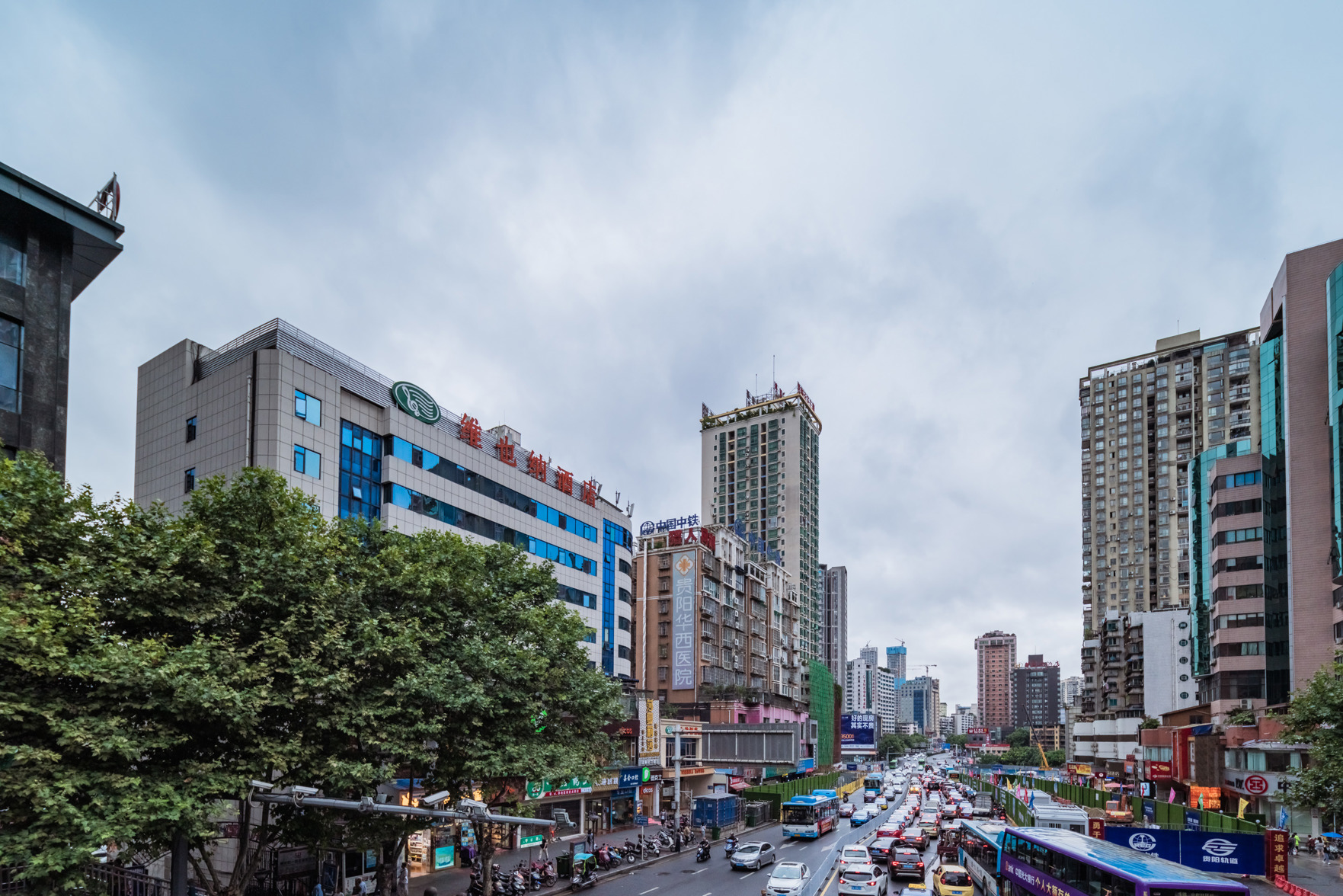 Vienna Hotel (Qianlingshan Park West Yan'an Road Metro Station) 3*