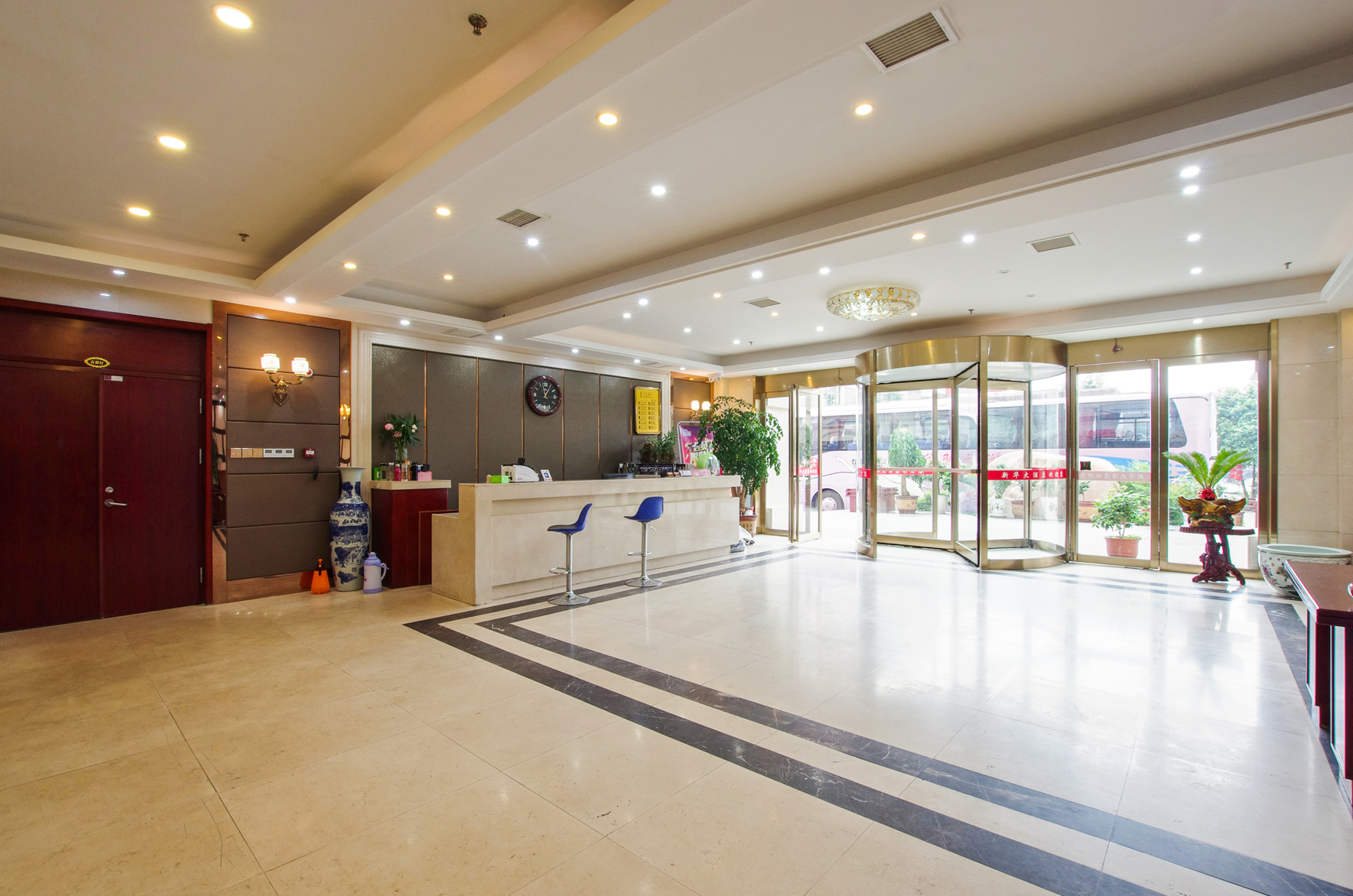 Xinhua Hotel 3*