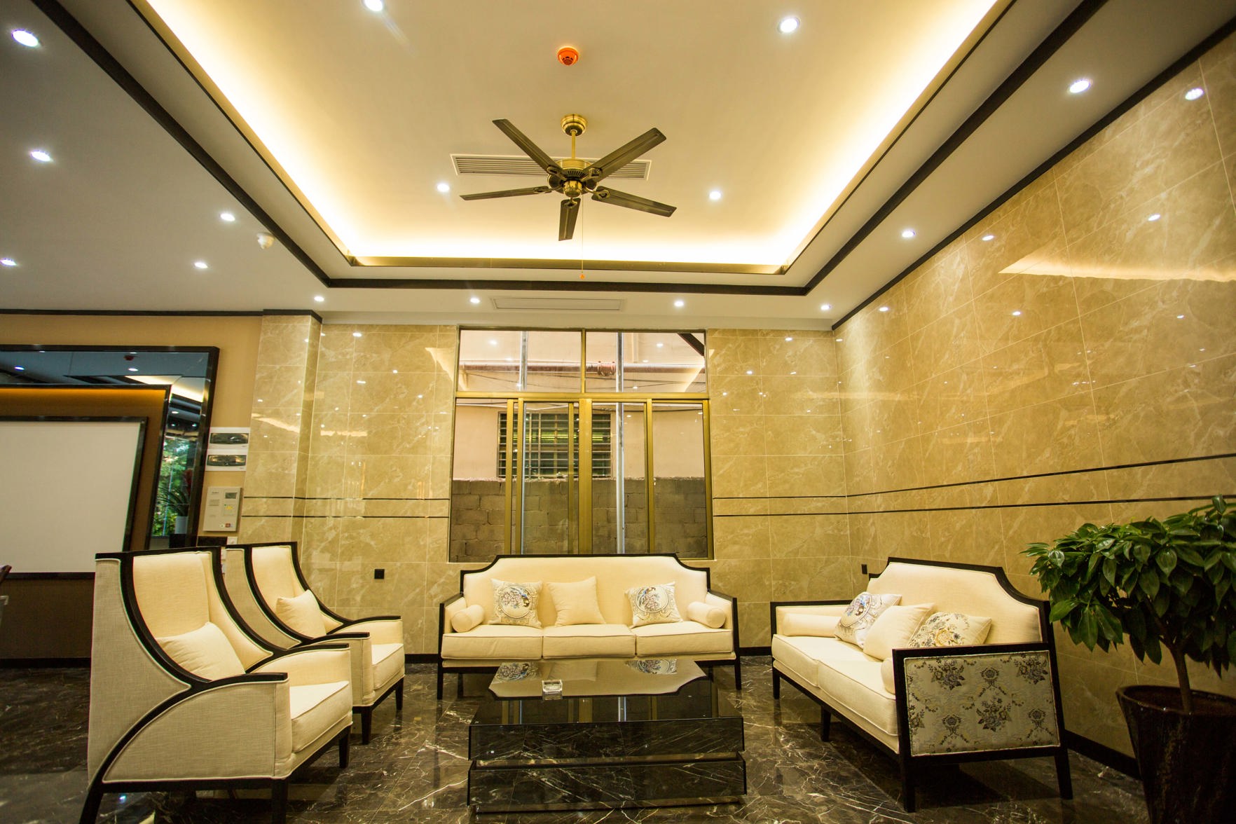 Lanyuan Business Hotel 2*
