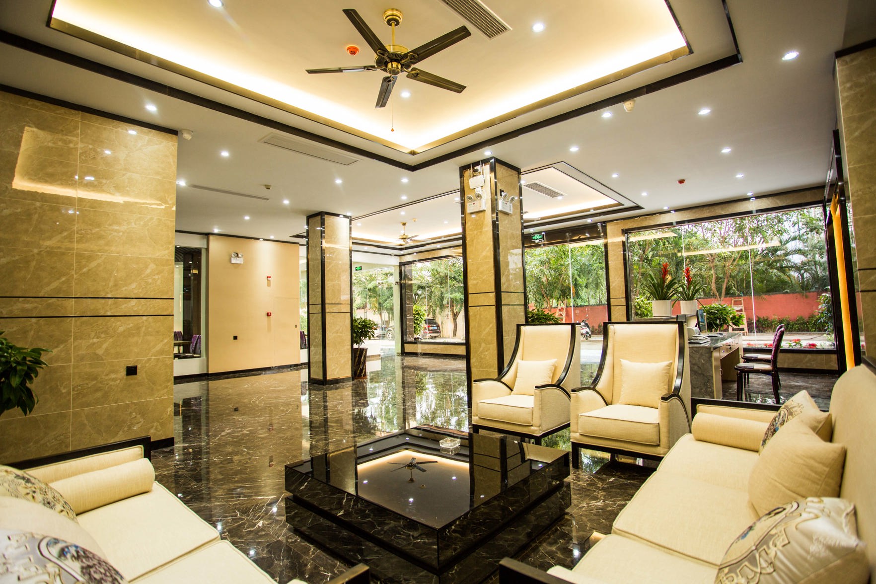 Lanyuan Business Hotel 2*