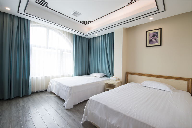Bainian Hotel 2*