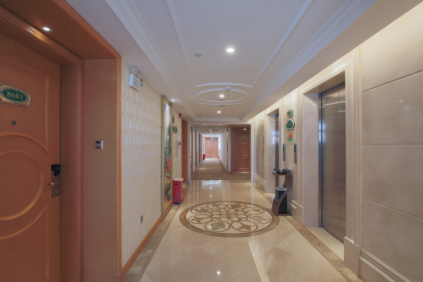 Vienna International Hotel (Shenzhen Longhua Qiankeng Metro Station) 3*