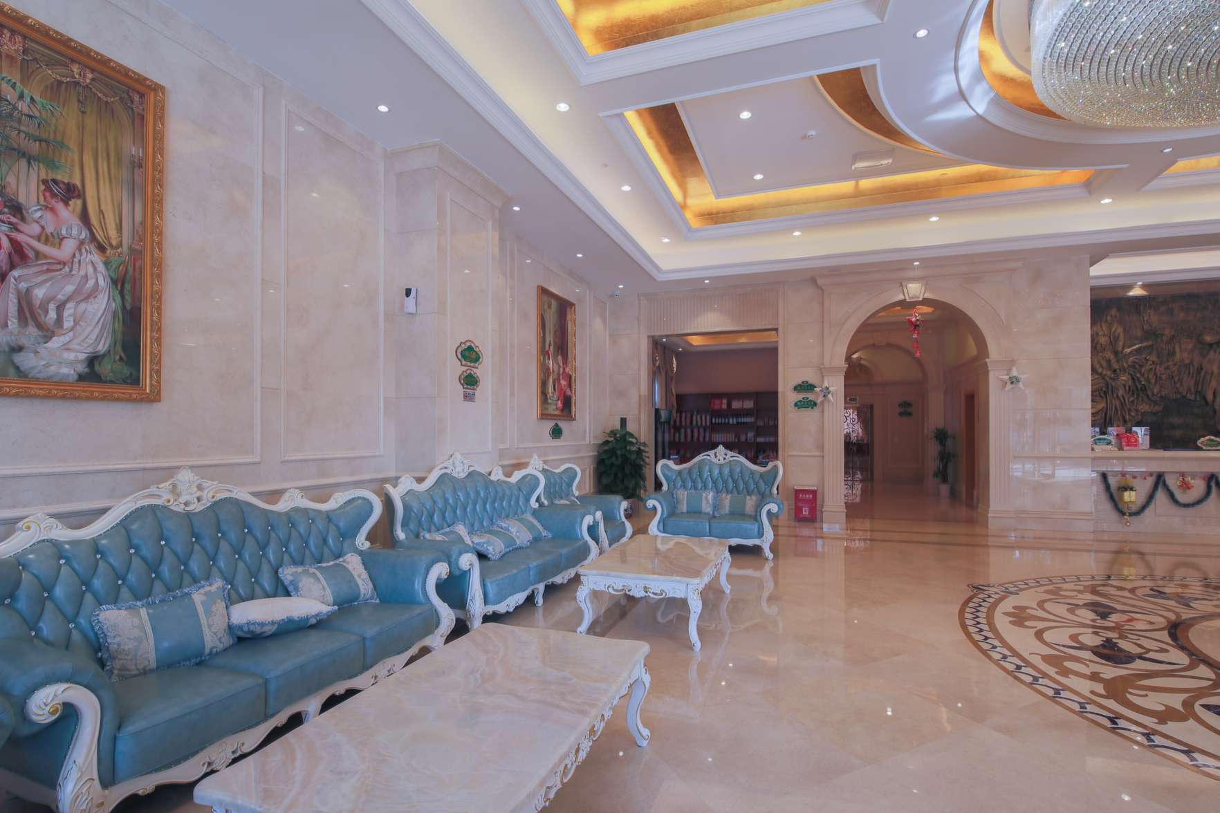 Vienna International Hotel (Shenzhen Longhua Qiankeng Metro Station) 3*