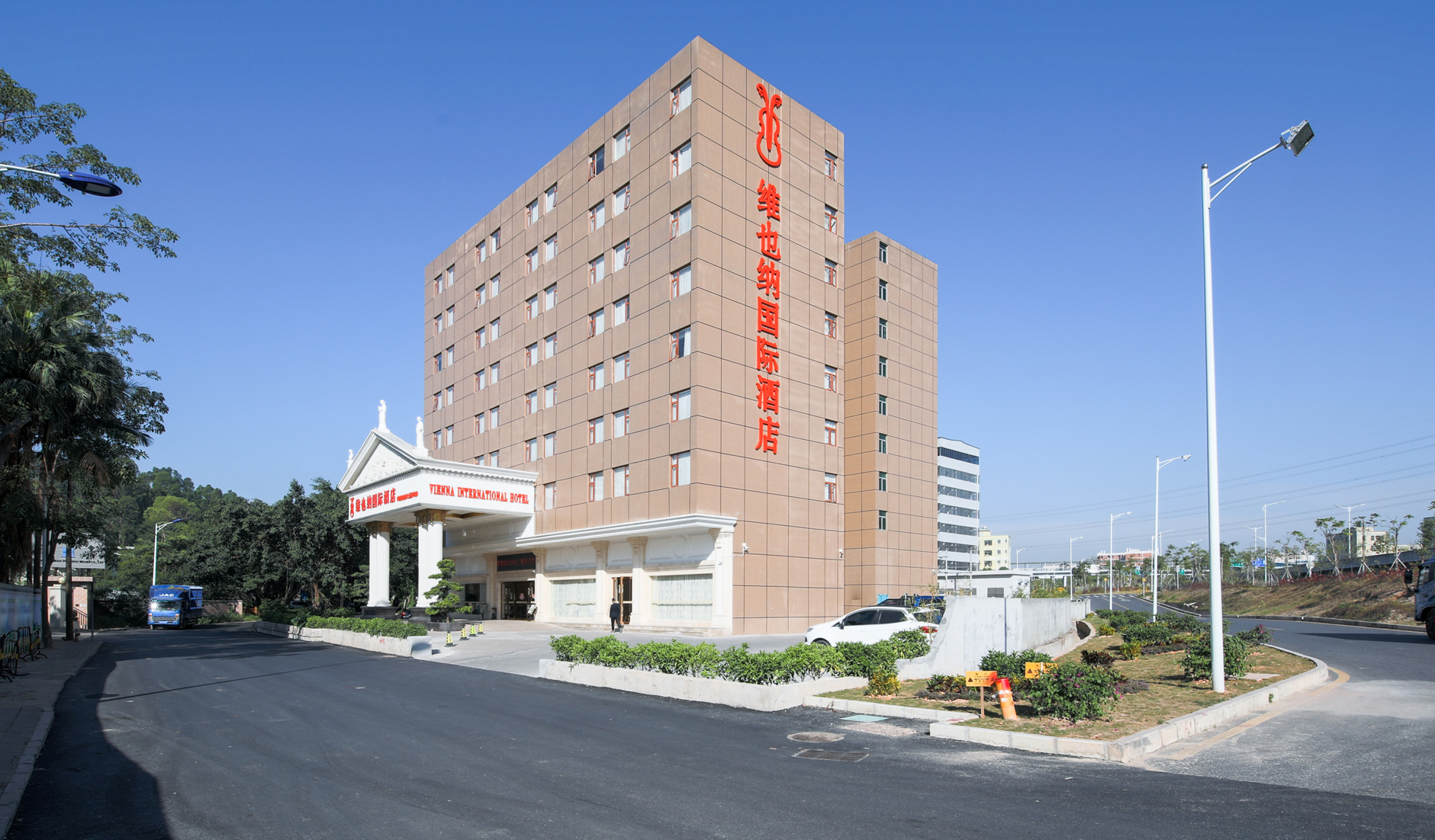 Vienna International Hotel (Shenzhen Longhua Qiankeng Metro Station) 3*