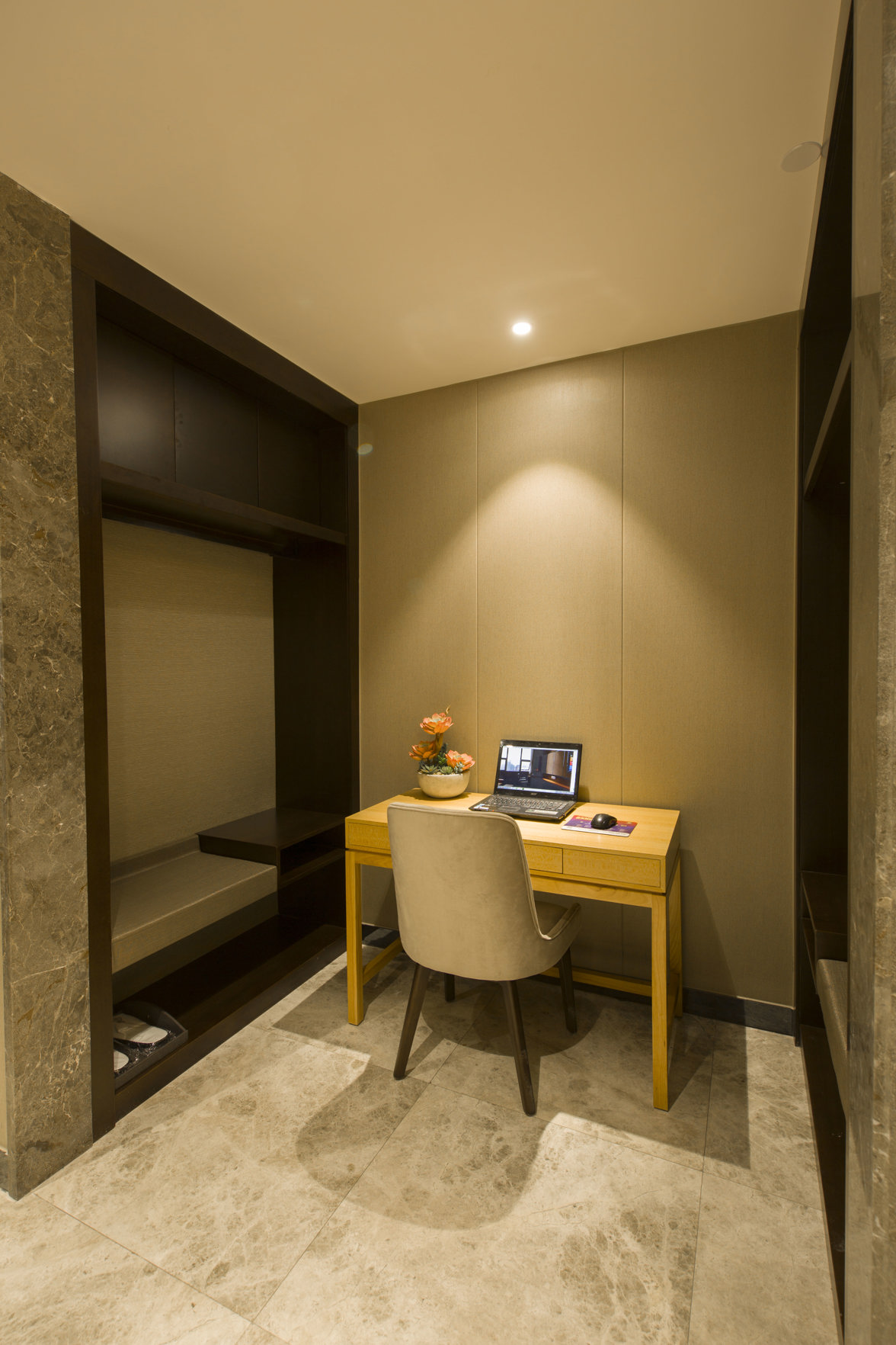 BaiLiQuanZhiJiuDian Hotel (Heshan Plaza) 3*