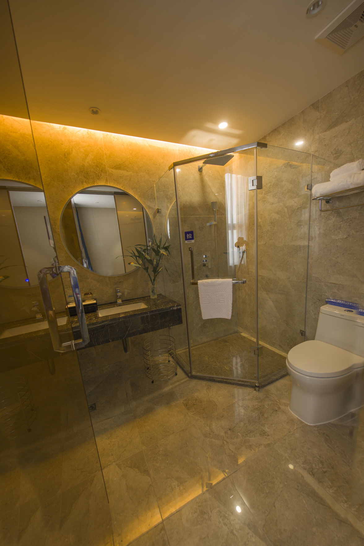 BaiLiQuanZhiJiuDian Hotel (Heshan Plaza) 3*