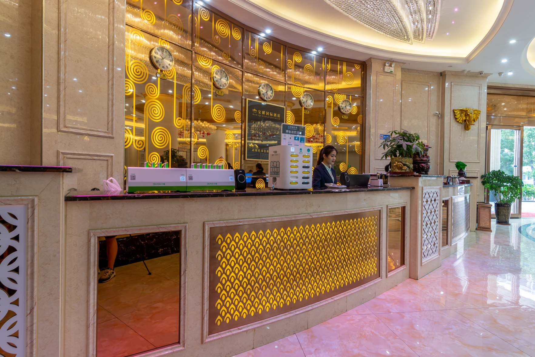 Baoqi International Hotel 3*