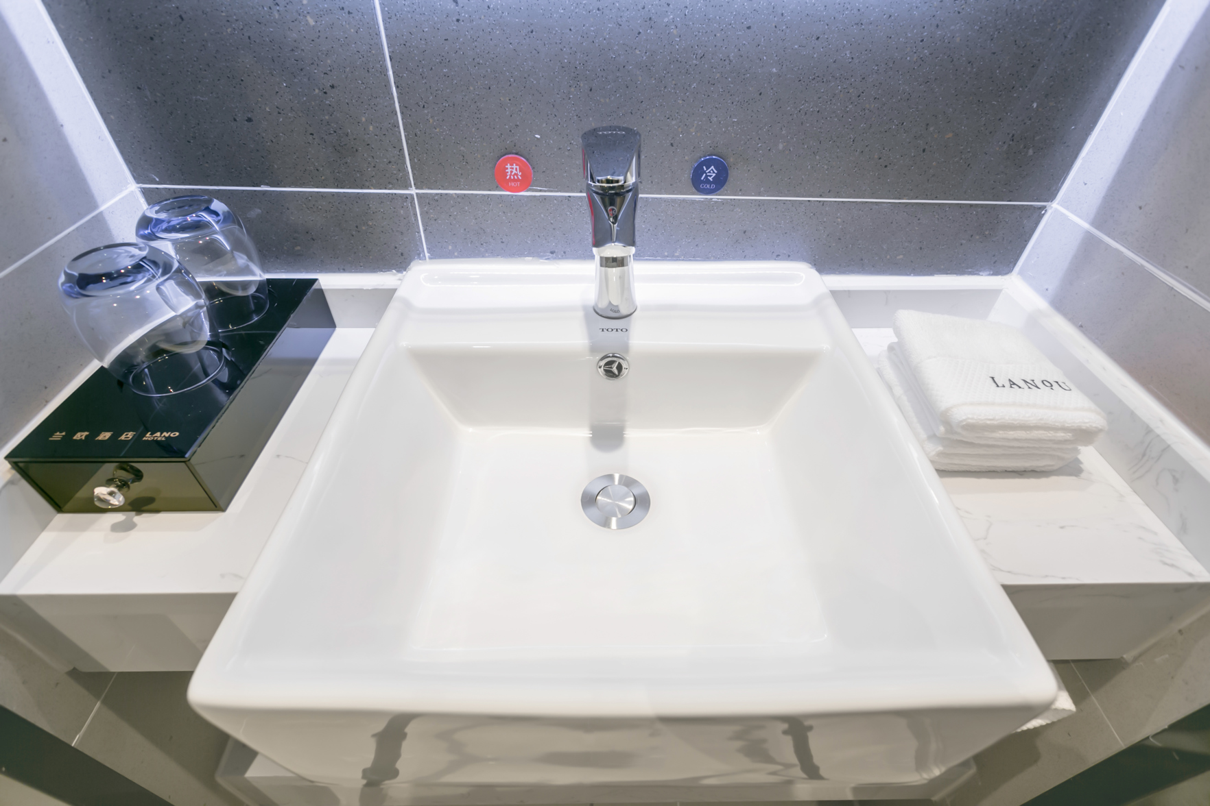 LANOU Hotel (Guiyang Quanhu Park Subway Station) 3*
