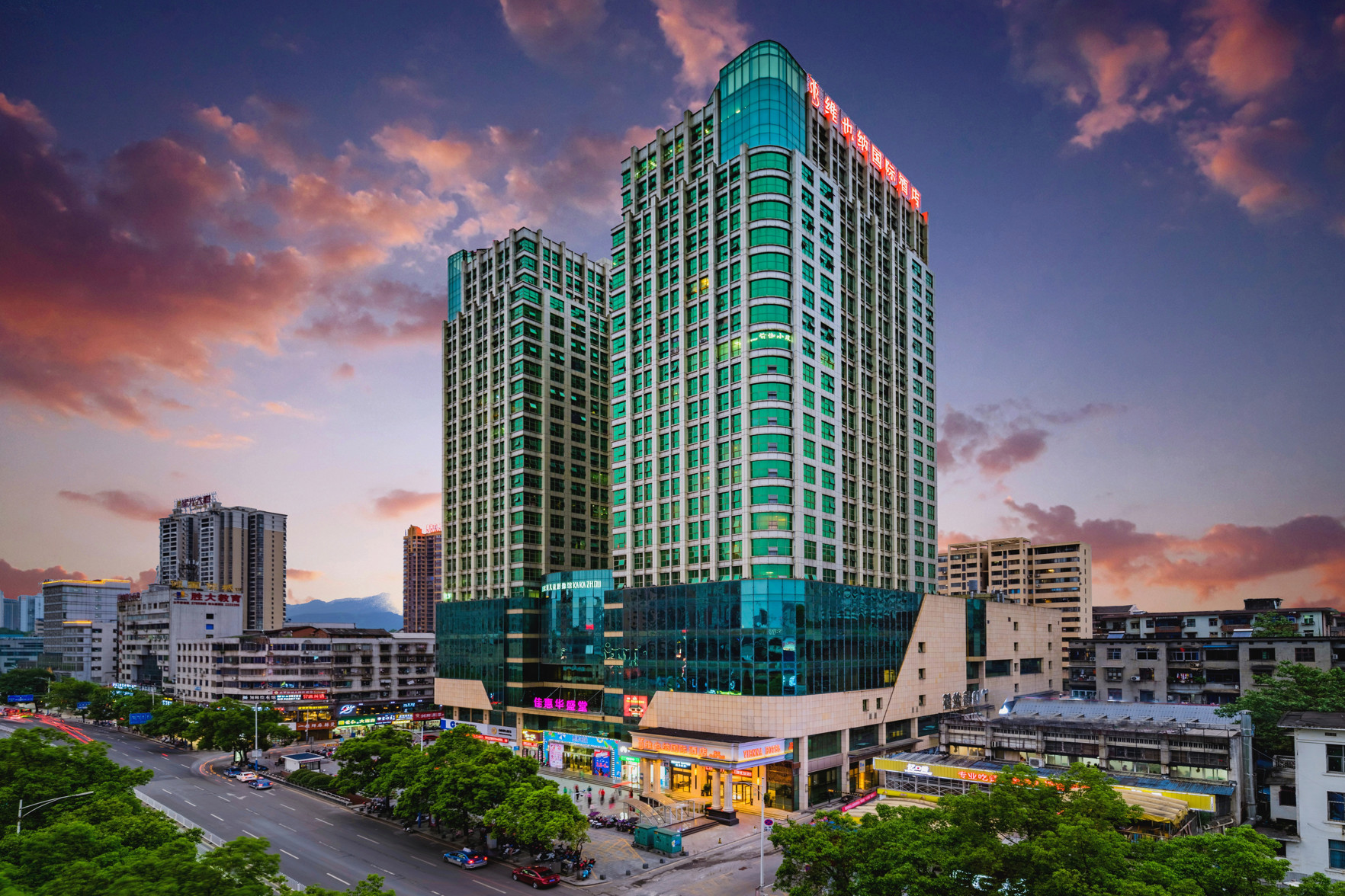 Vienna International Hotel (Huaihua City Center Branch) 3*