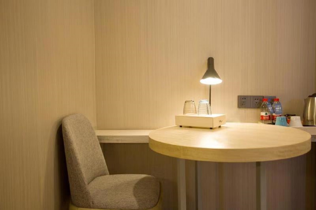 Echarm Hotel (Changchun Jiutai District Government Railway Station) 3*