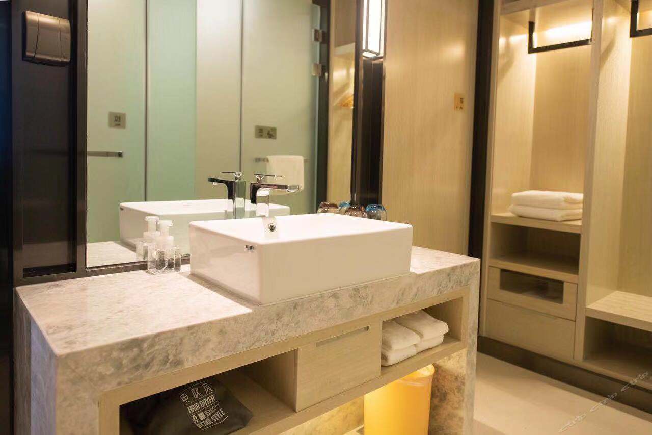 Echarm Hotel (Changchun Jiutai District Government Railway Station) 3*