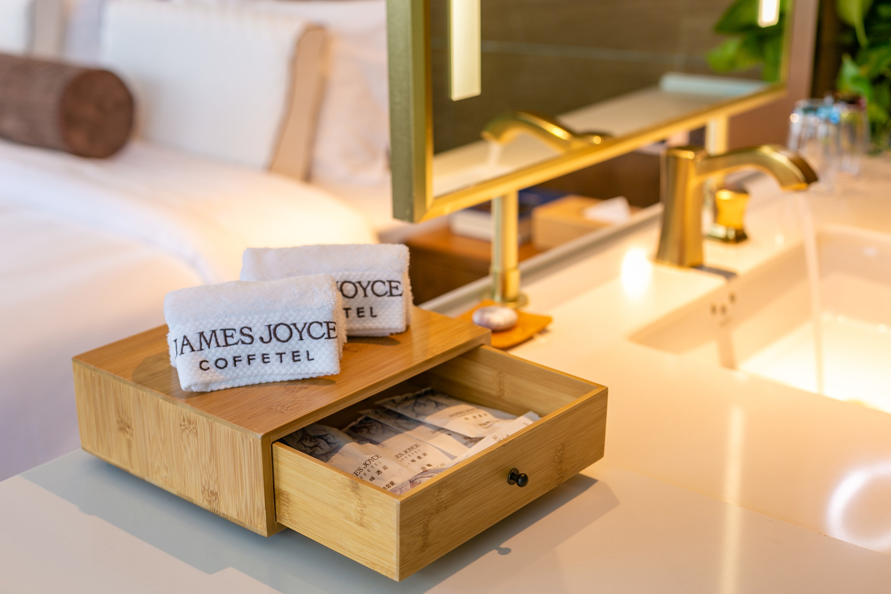 James Joyce Coffetel (Chengdu Shuangliu Airport, Haibin City Wanda Plaza Branch) 4*