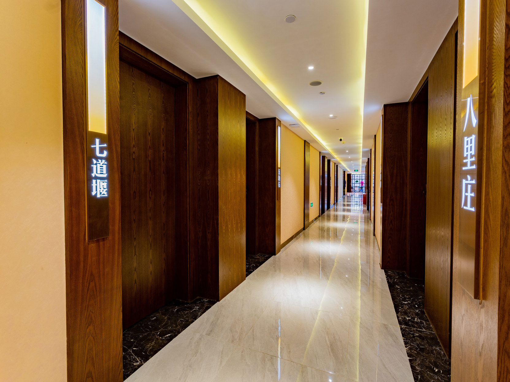 James Joyce Coffetel (Chengdu Shuangliu Airport, Haibin City Wanda Plaza Branch) 4*