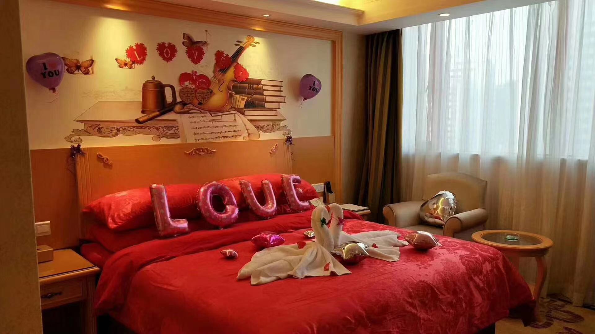 Vienna Hotel (Fenghuang Old Town) 3*