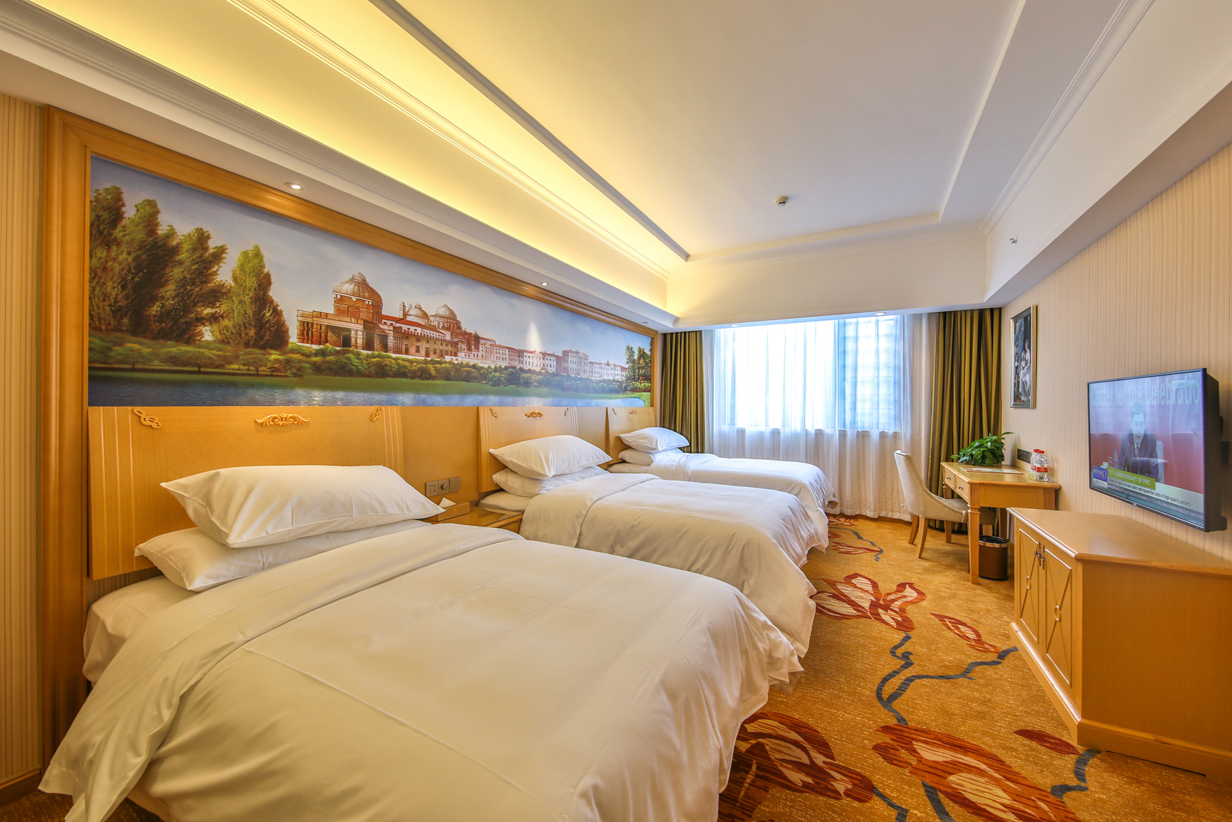 Vienna Hotel (Fenghuang Old Town) 3*