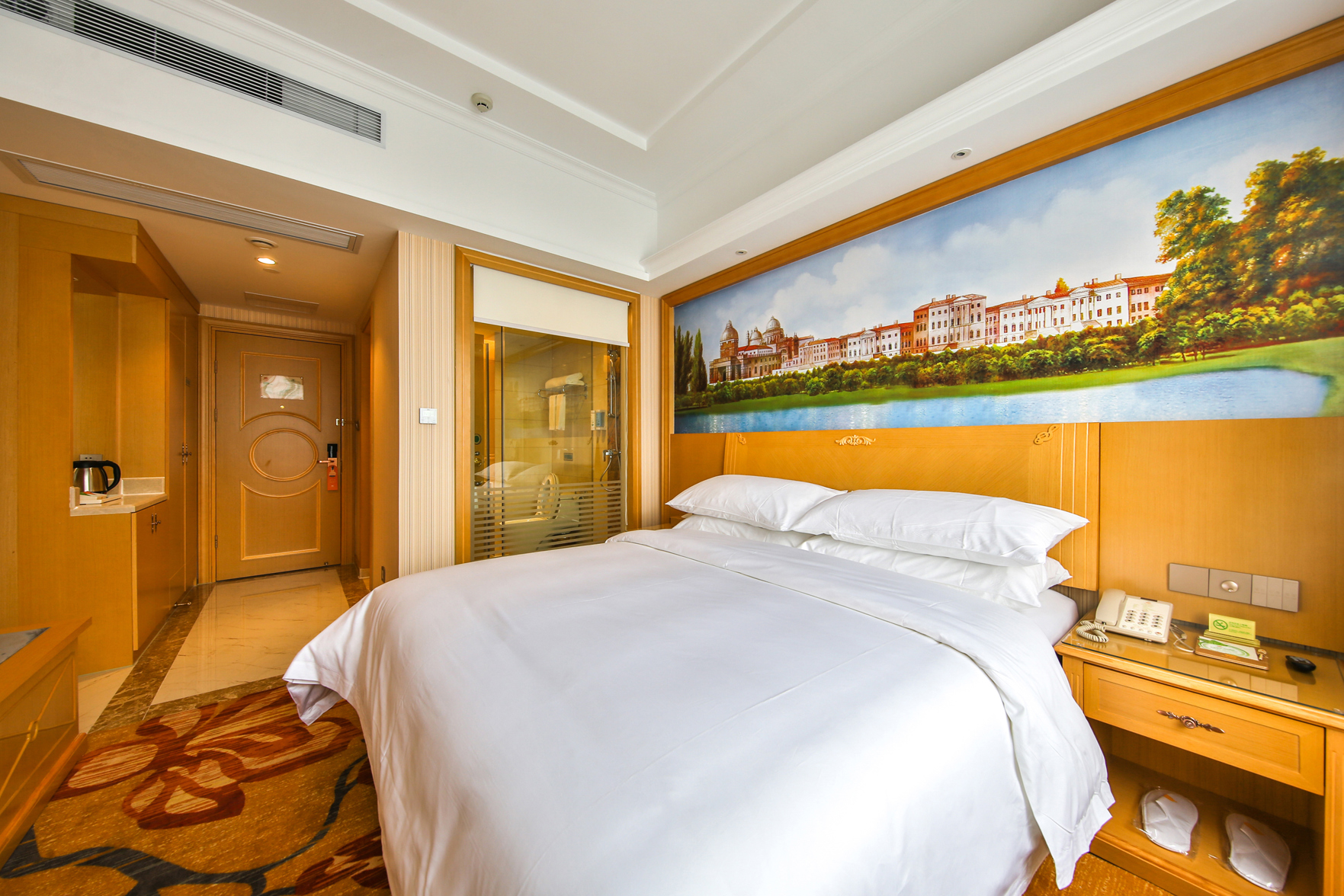 Vienna Hotel (Fenghuang Old Town) 3*