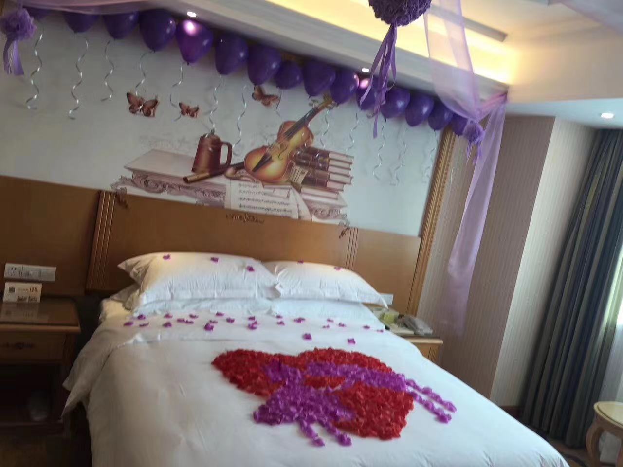 Vienna Hotel (Fenghuang Old Town) 3*