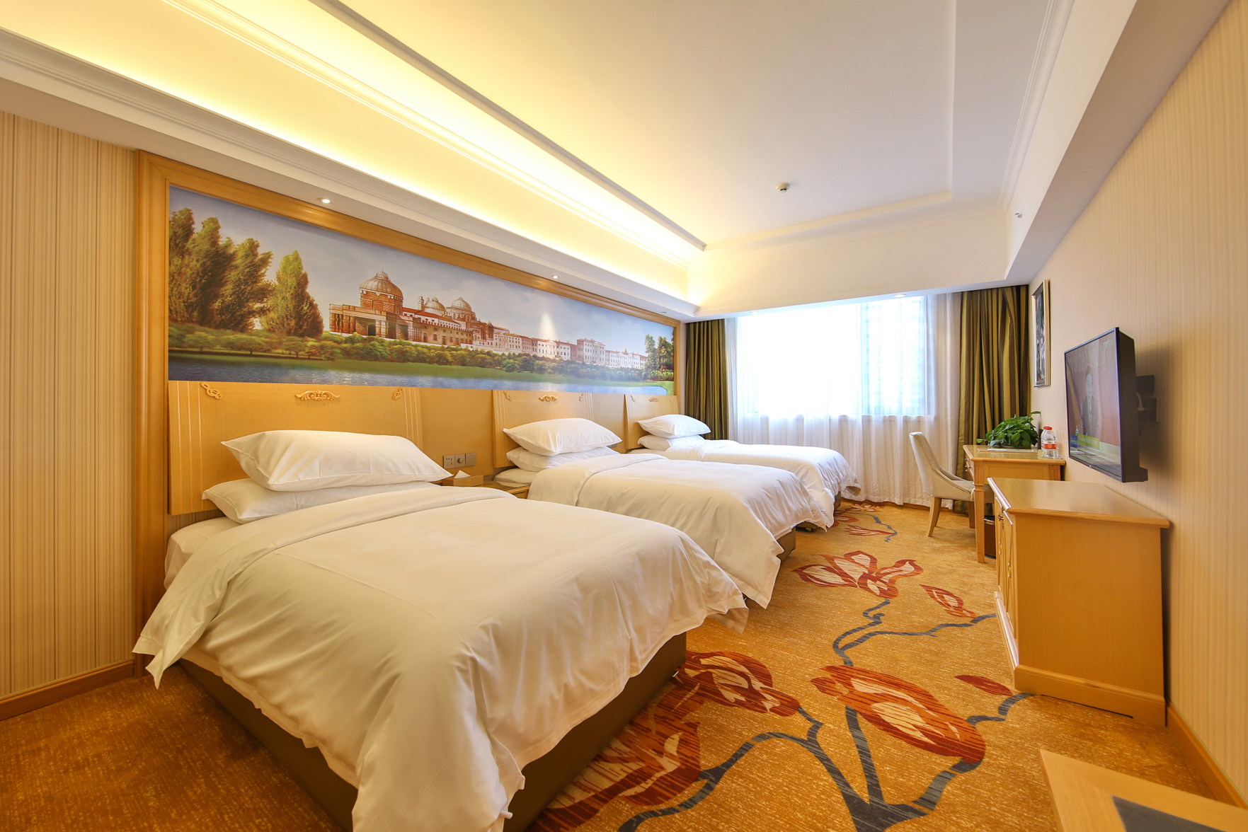 Vienna Hotel (Fenghuang Old Town) 3*