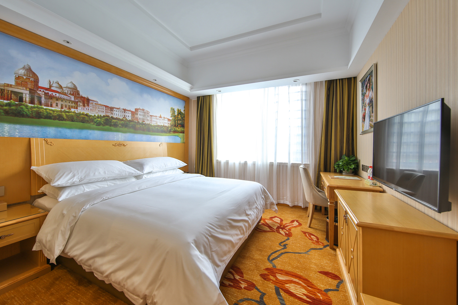 Vienna Hotel (Fenghuang Old Town) 3*