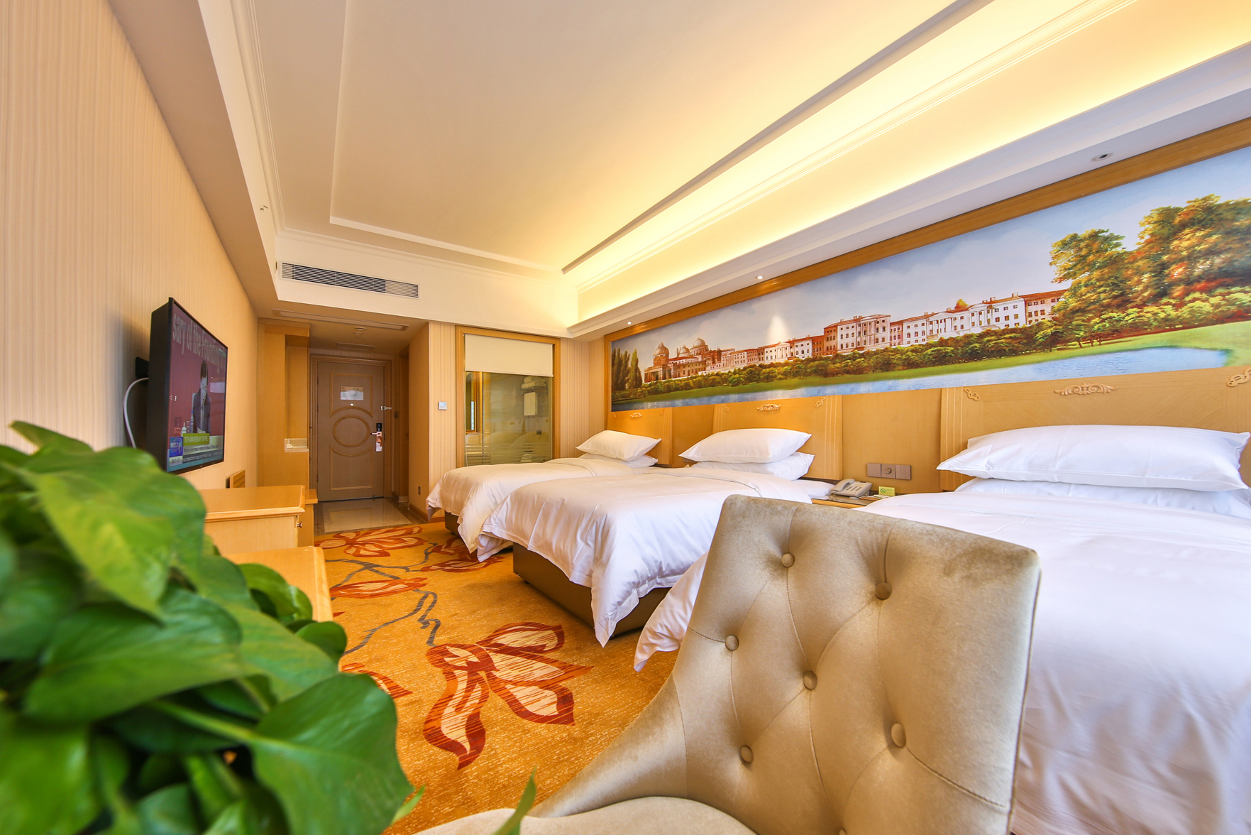 Vienna Hotel (Fenghuang Old Town) 3*