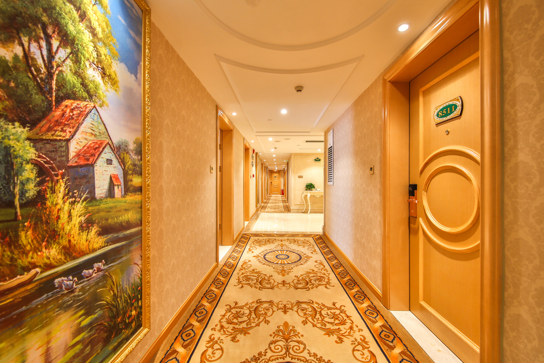 Vienna Hotel (Fenghuang Old Town) 3*