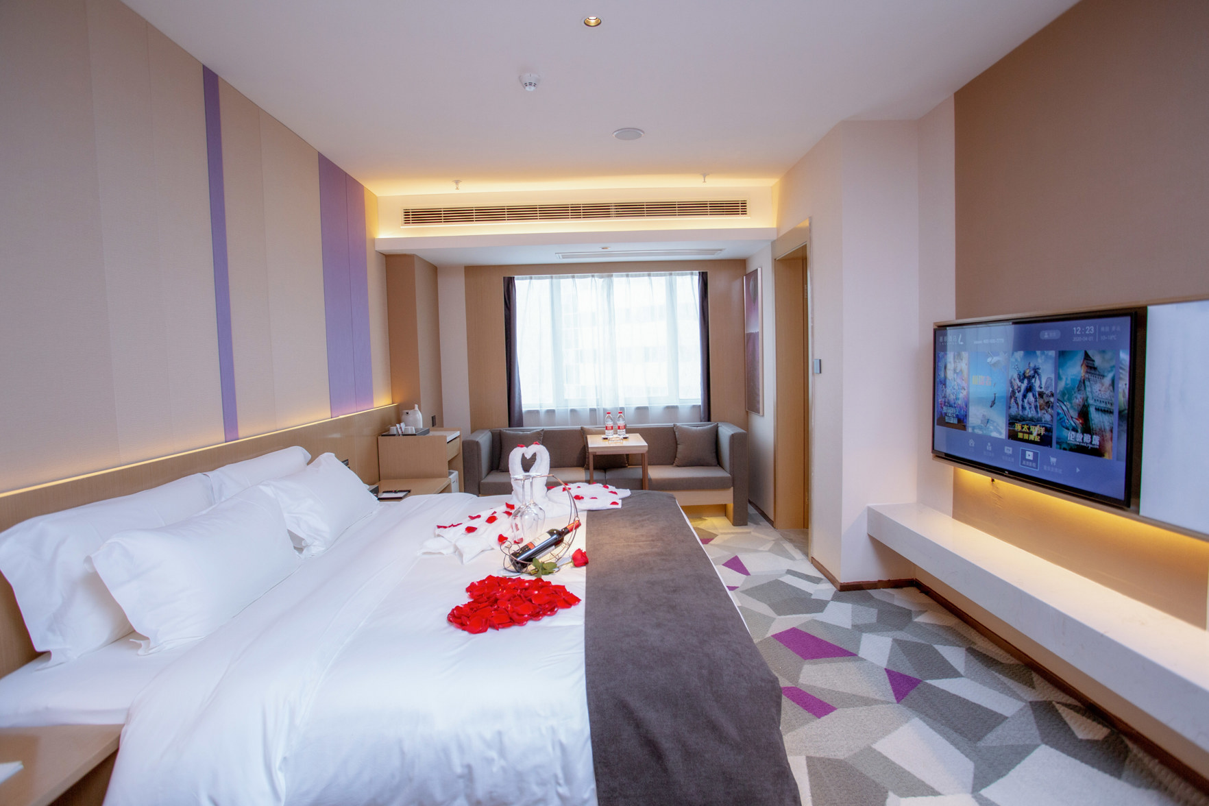 Lavande Hotel (Nanchang West Railway Station, National Sports Center Metro Station) 3*