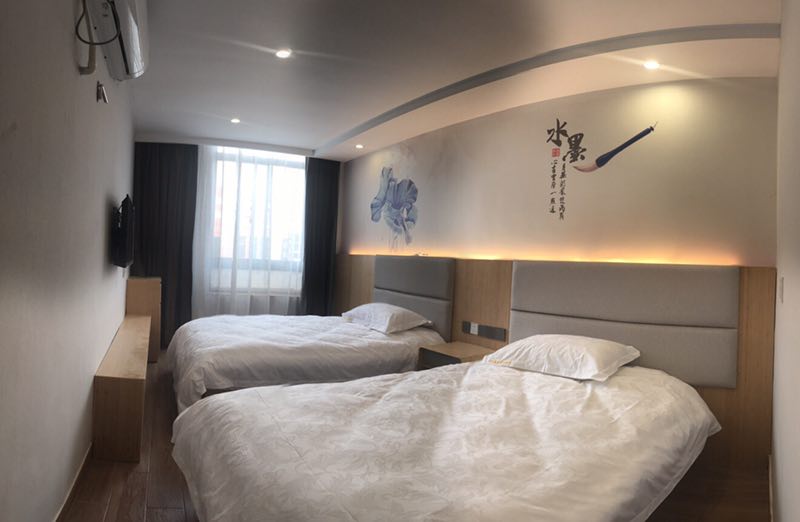 100 Inn Liangpin Hotel (Shanghai Chedun Film City) 2*