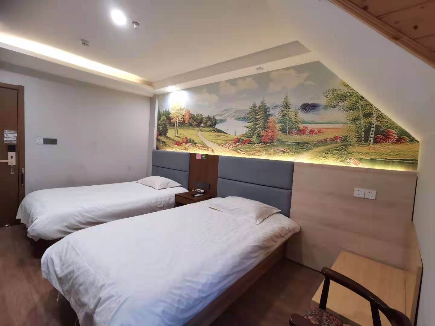 100 Inn Liangpin Hotel (Shanghai Chedun Film City) 2*