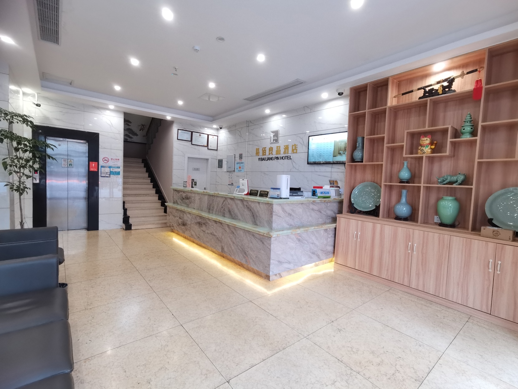 100 Inn Liangpin Hotel (Shanghai Chedun Film City) 2*