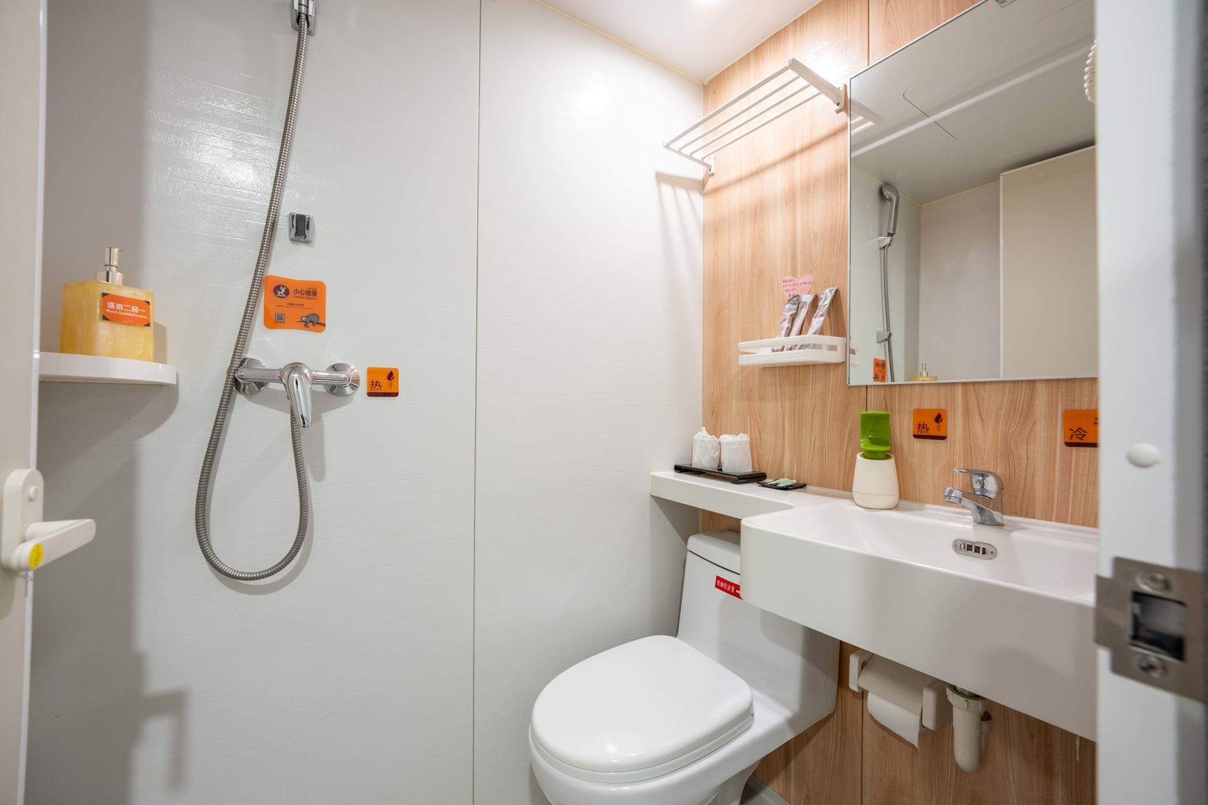 Huaying Yiju Hotel (Shenyang Yuhongbaishan Road Branch) 2*