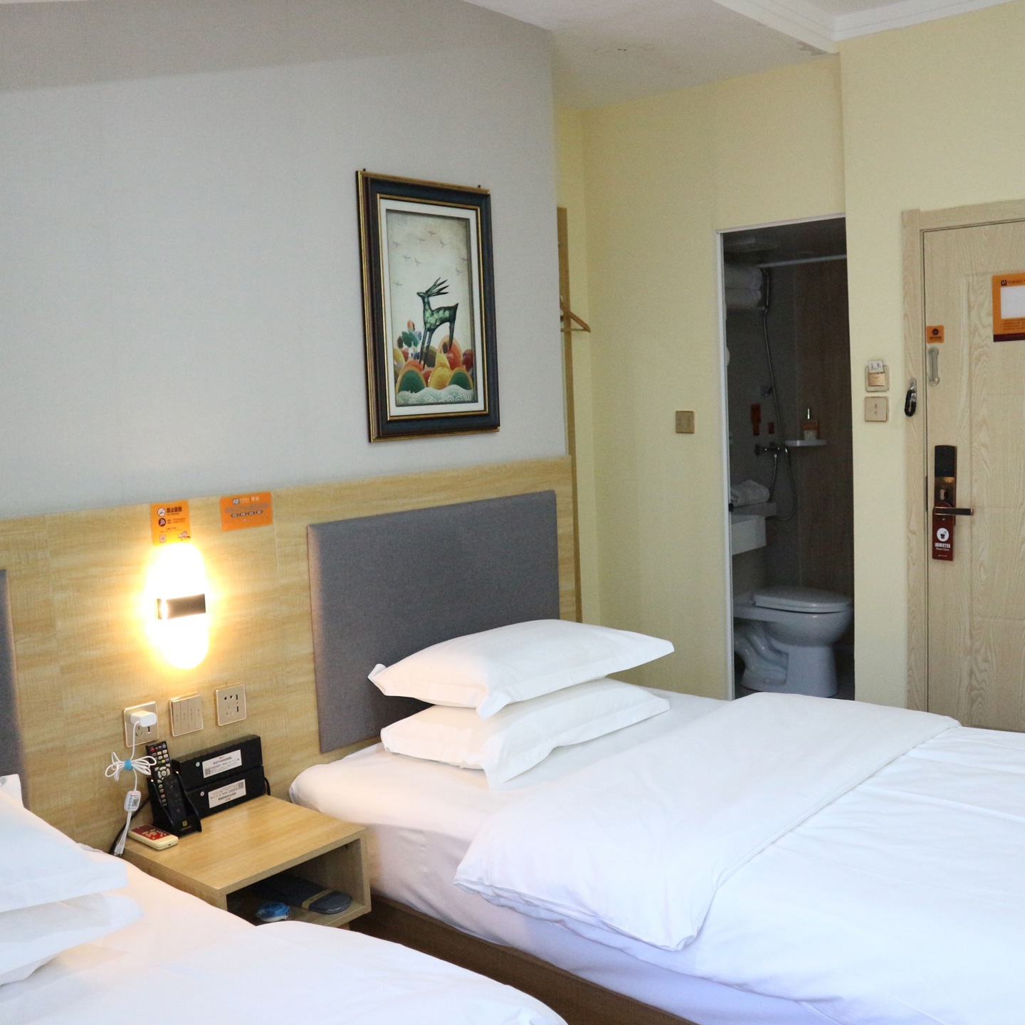Huaying Yiju Hotel (Shenyang Yuhongbaishan Road Branch) 2*