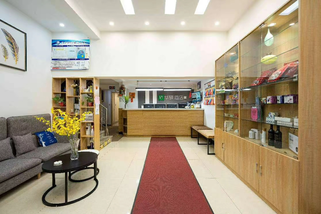 Huaying Yiju Hotel (Shenyang Yuhongbaishan Road Branch) 2*