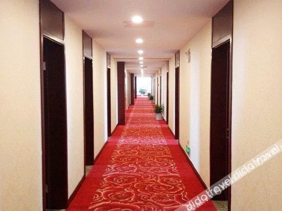 Baiyi Hotel (Suzhou Taihu Xukou Metro Station) 3*