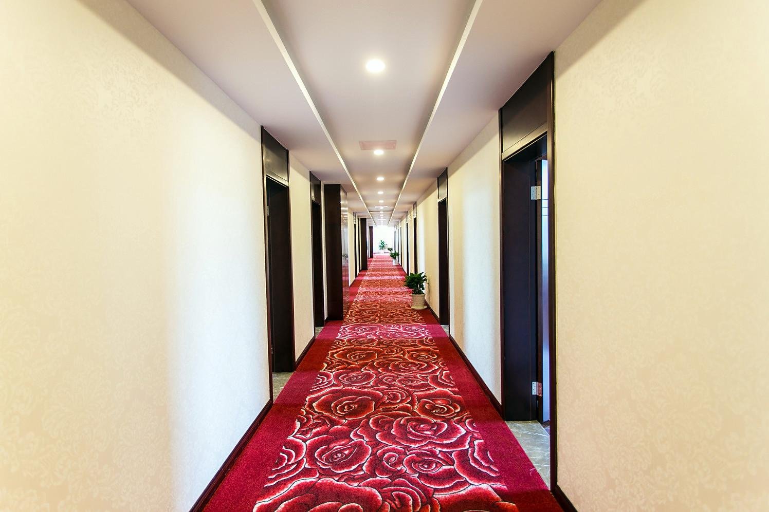 Baiyi Hotel (Suzhou Taihu Xukou Metro Station) 3*