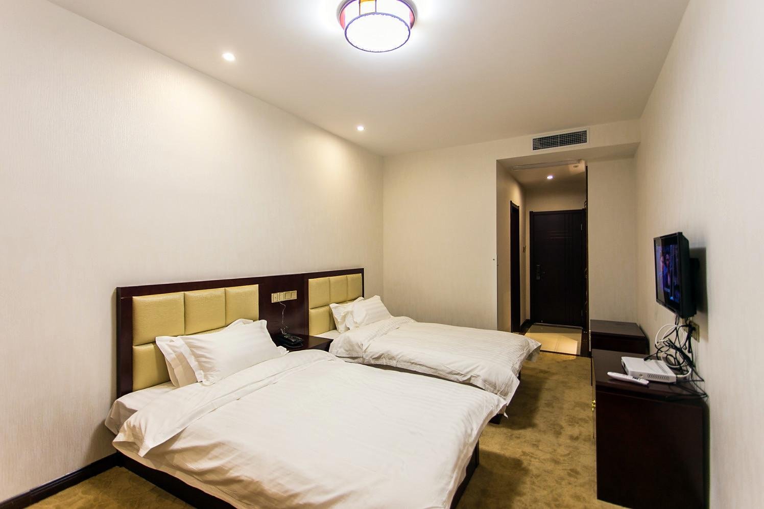 Baiyi Hotel (Suzhou Taihu Xukou Metro Station) 3*