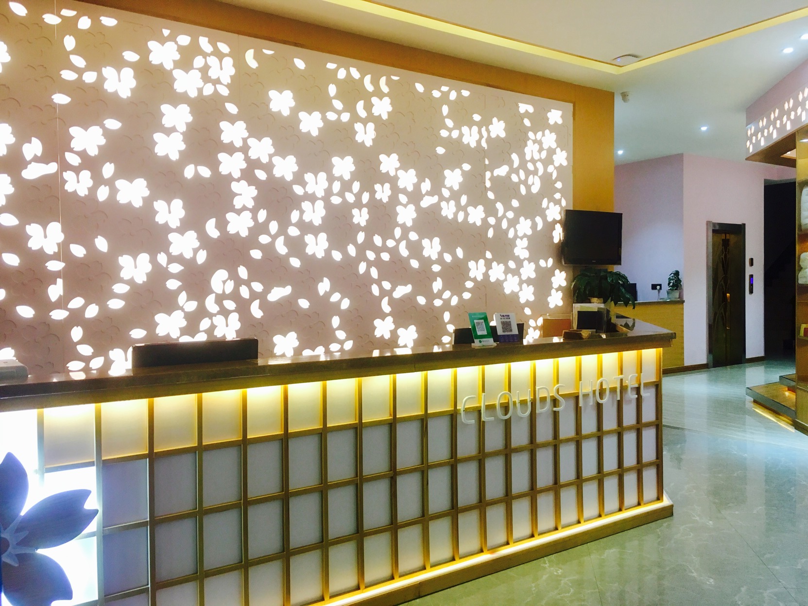 Clouds  hotel 2*