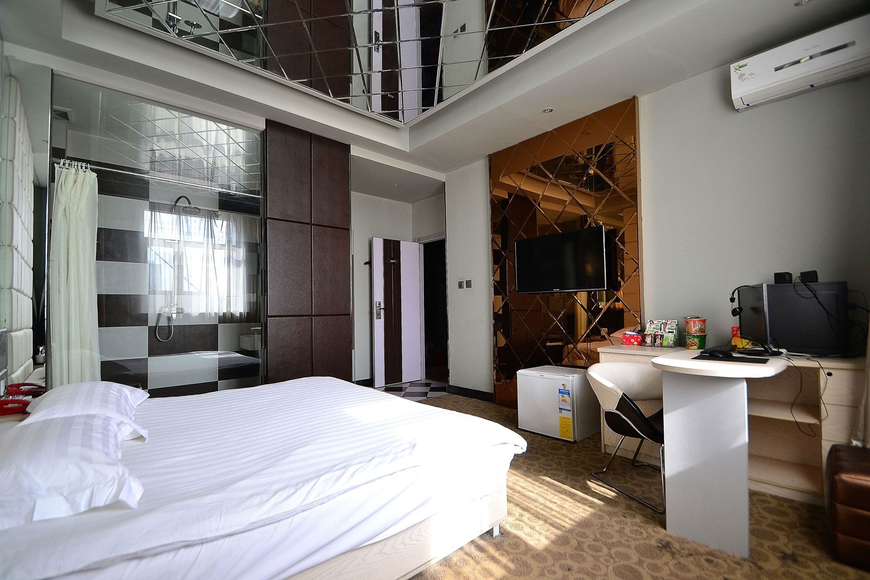 Chocolate Boutique Hotel (Harbin Nongda Shop) 2*