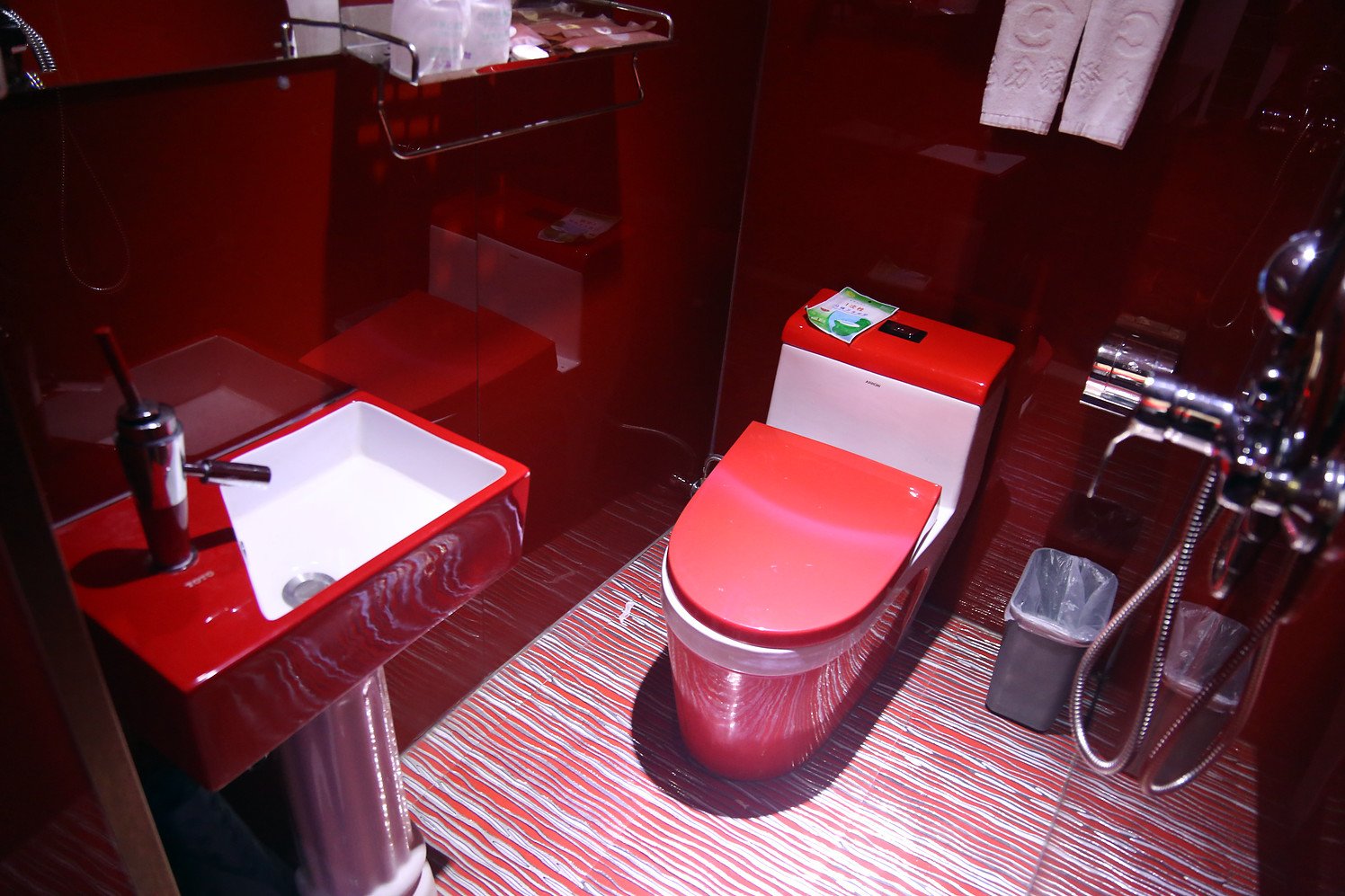 Chocolate Boutique Hotel (Harbin Nongda Shop) 2*