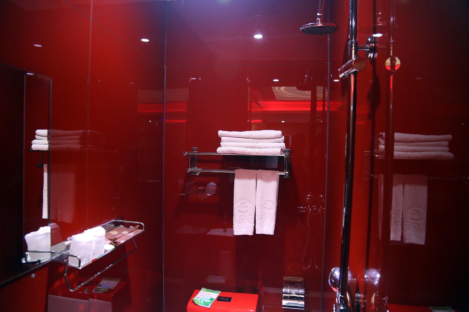 Chocolate Boutique Hotel (Harbin Nongda Shop) 2*