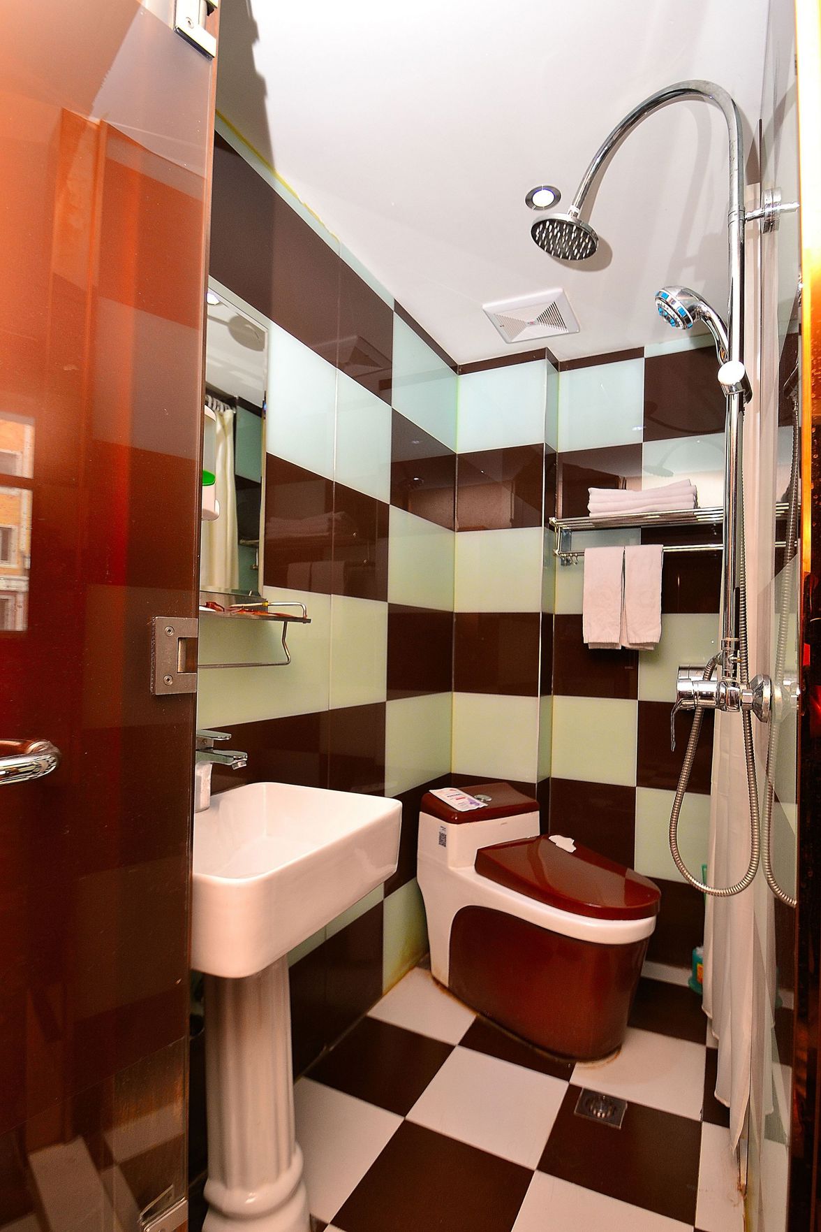 Chocolate Boutique Hotel (Harbin Nongda Shop) 2*