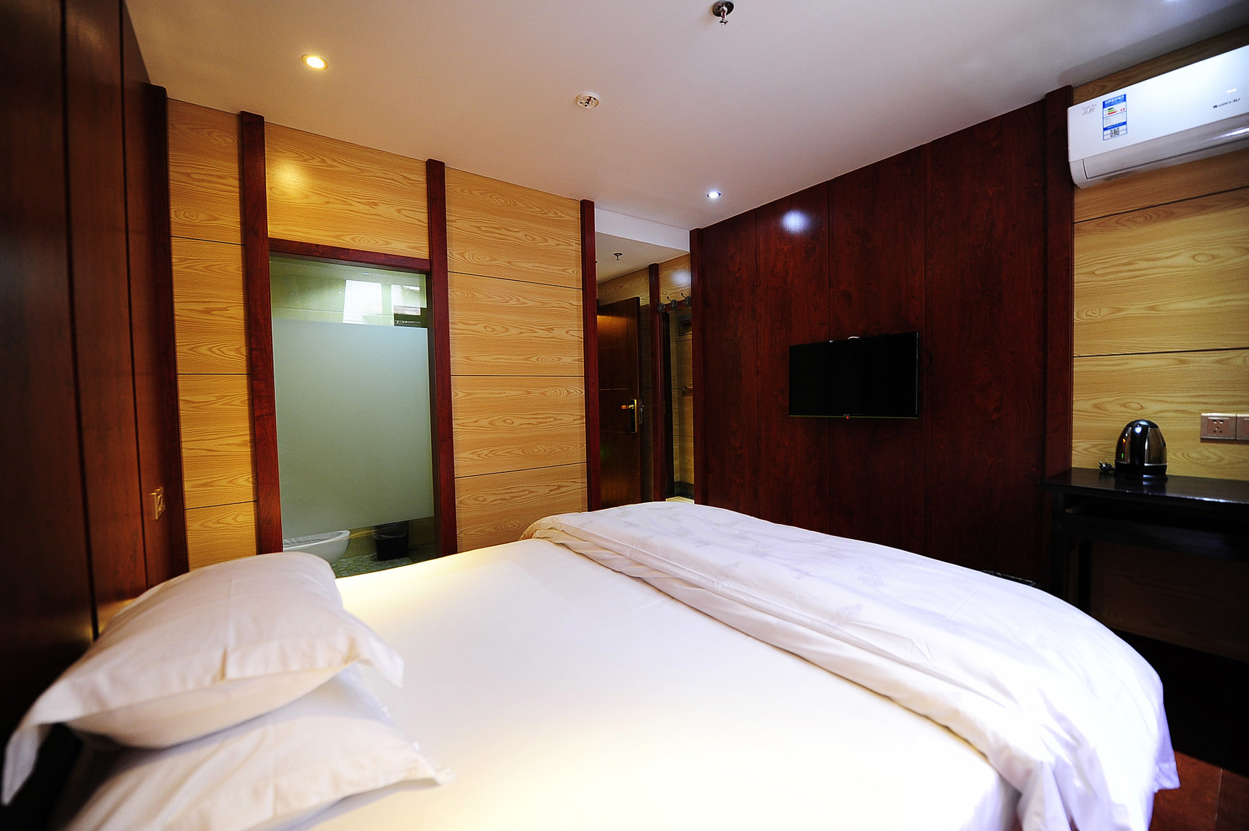 Junyi Chain Hotel (Guiyang Bageyan Road Subway Station) 2*