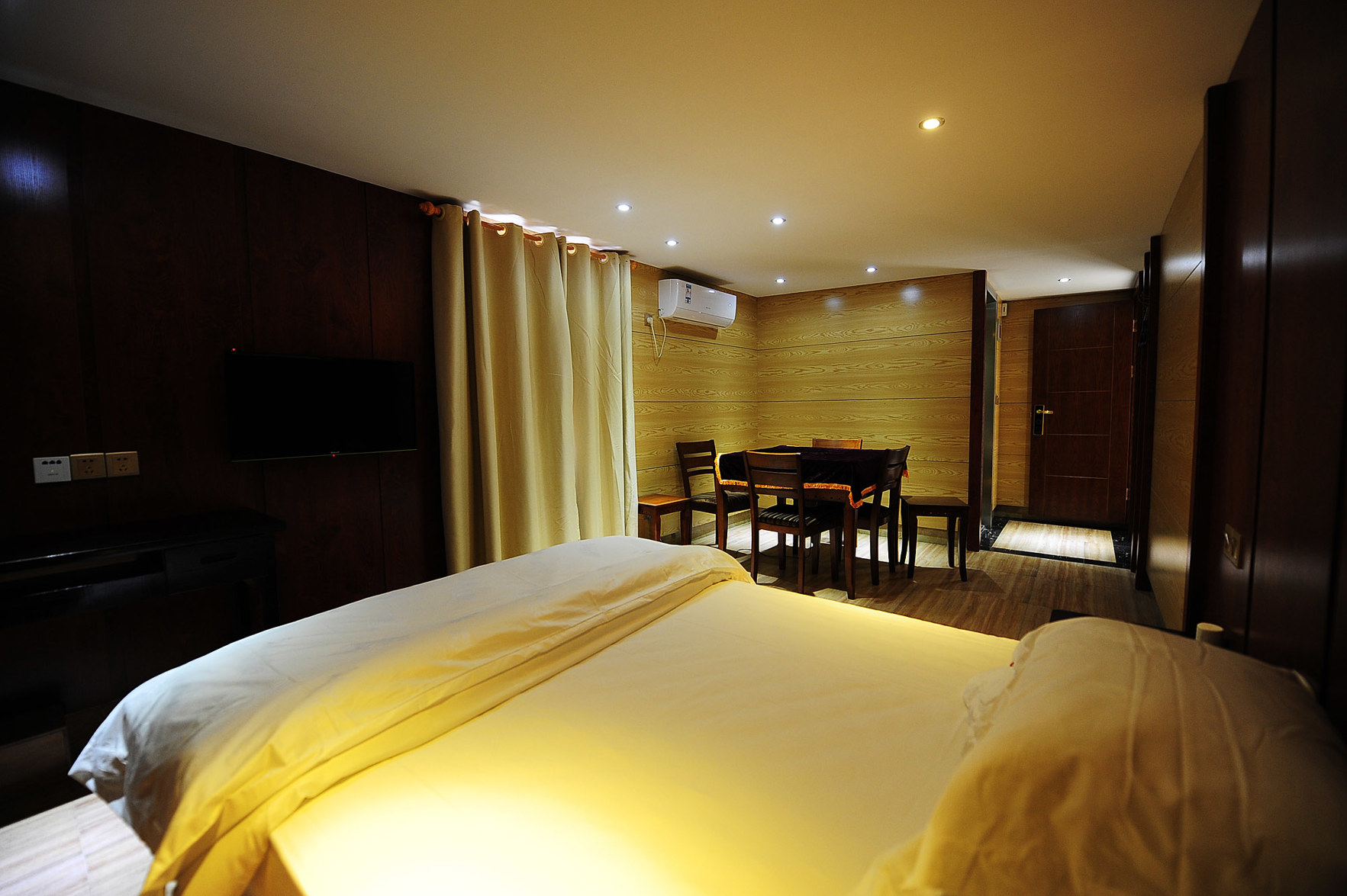 Junyi Chain Hotel (Guiyang Bageyan Road Subway Station) 2*