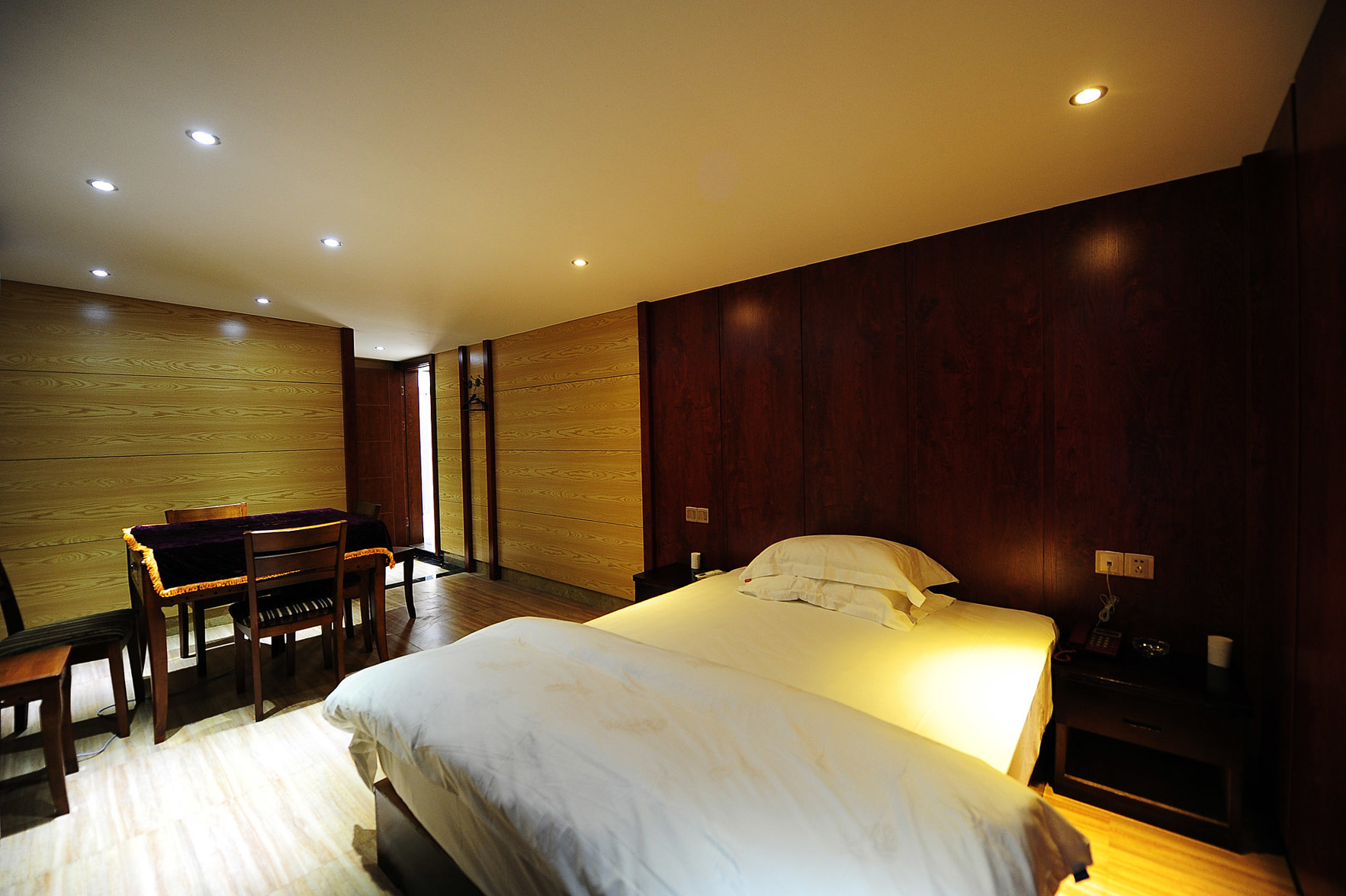 Junyi Chain Hotel (Guiyang Bageyan Road Subway Station) 2*