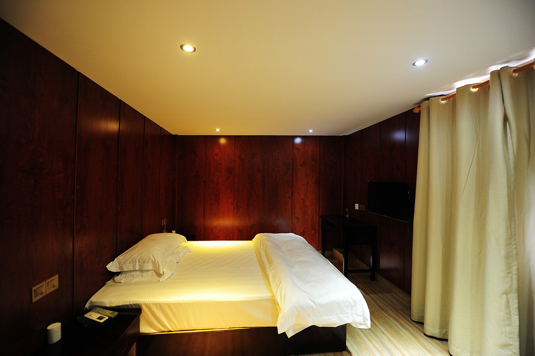 Junyi Chain Hotel (Guiyang Bageyan Road Subway Station) 2*