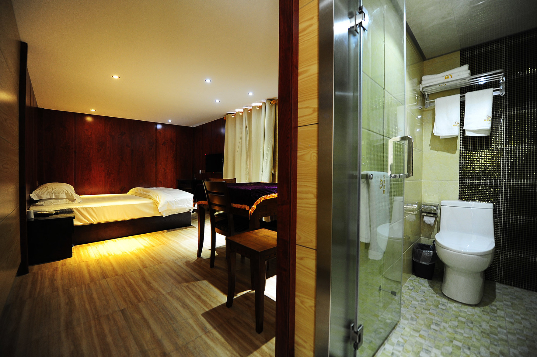 Junyi Chain Hotel (Guiyang Bageyan Road Subway Station) 2*
