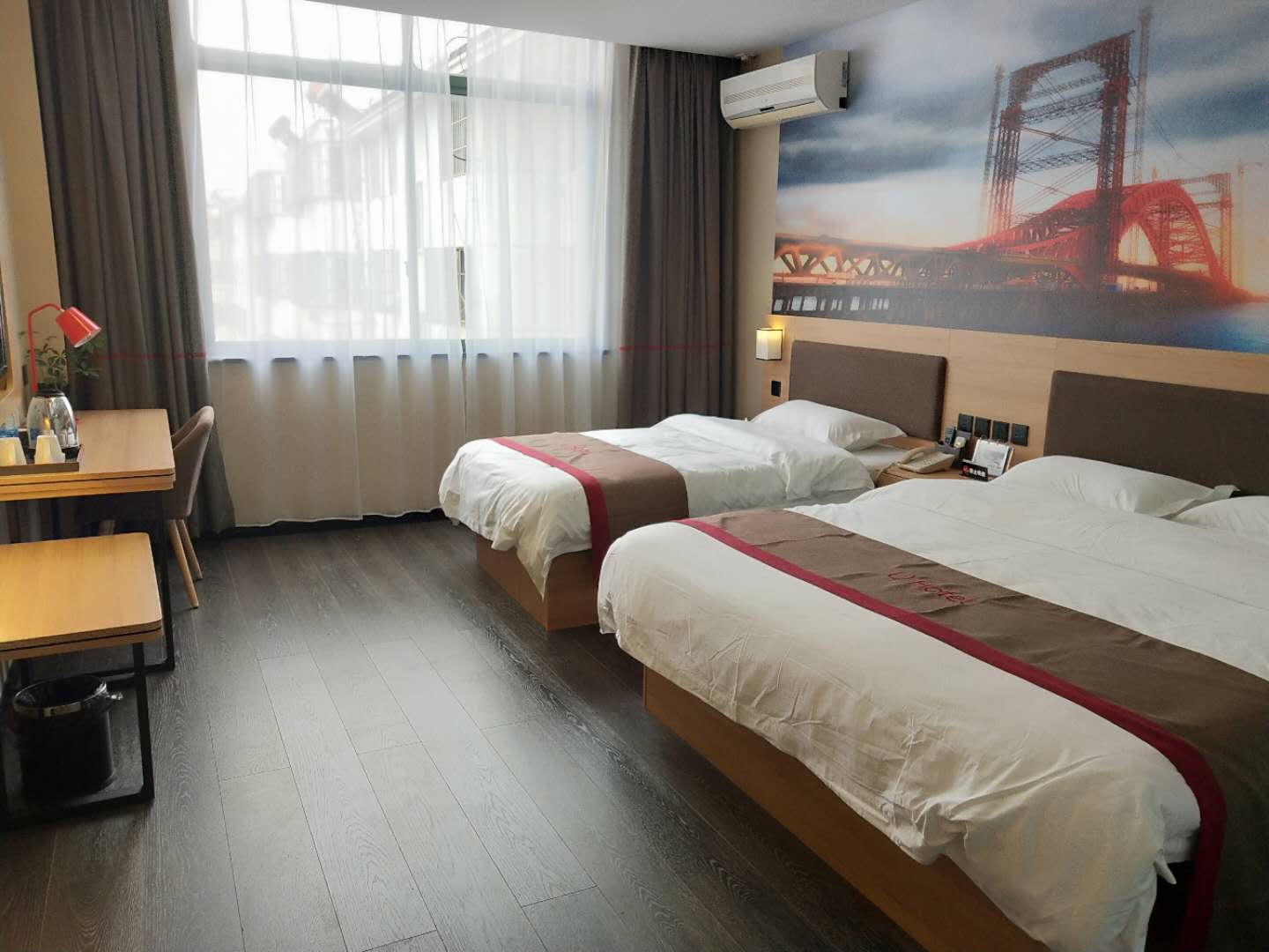 Shankee Hotel (Danyang Railway Station Glasses City) 2*