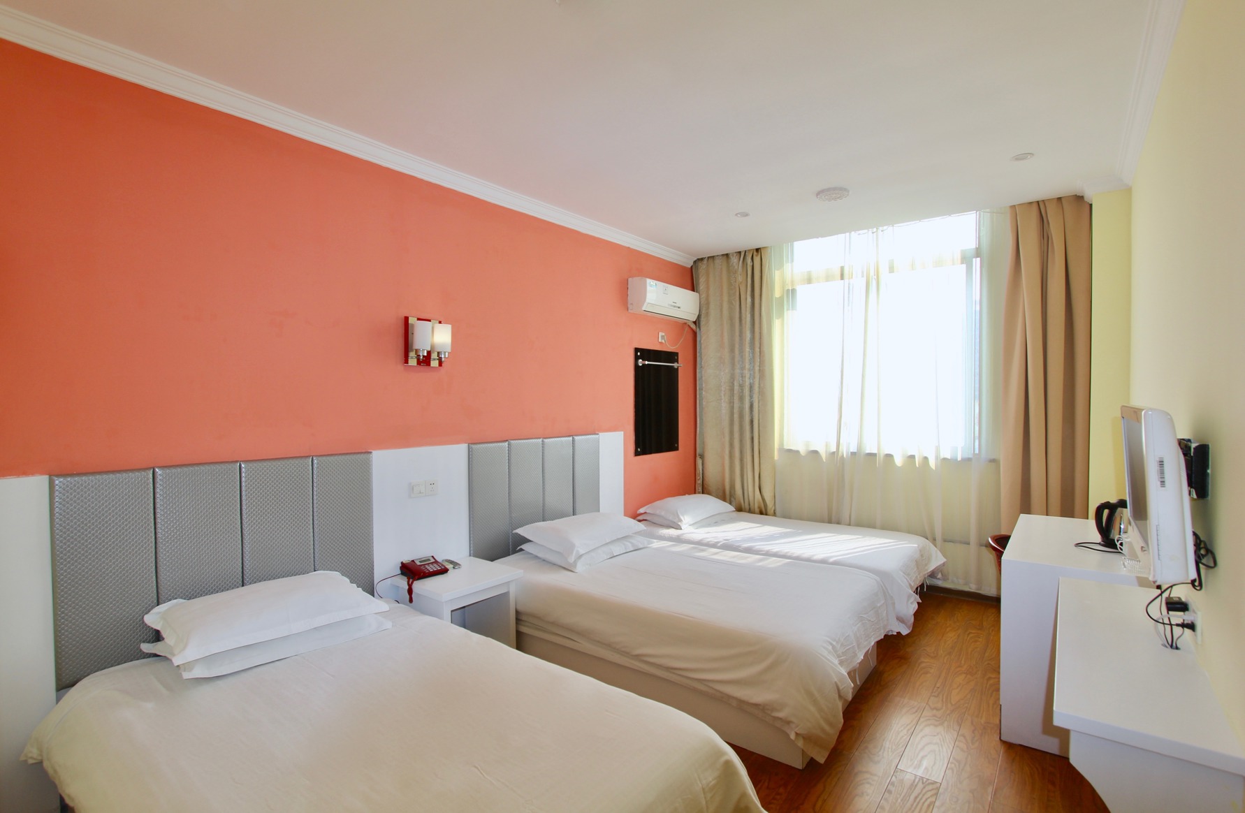 99 Inn Preferred Hotel (Jiashan Railway Station Zhongshan West Road) 1*