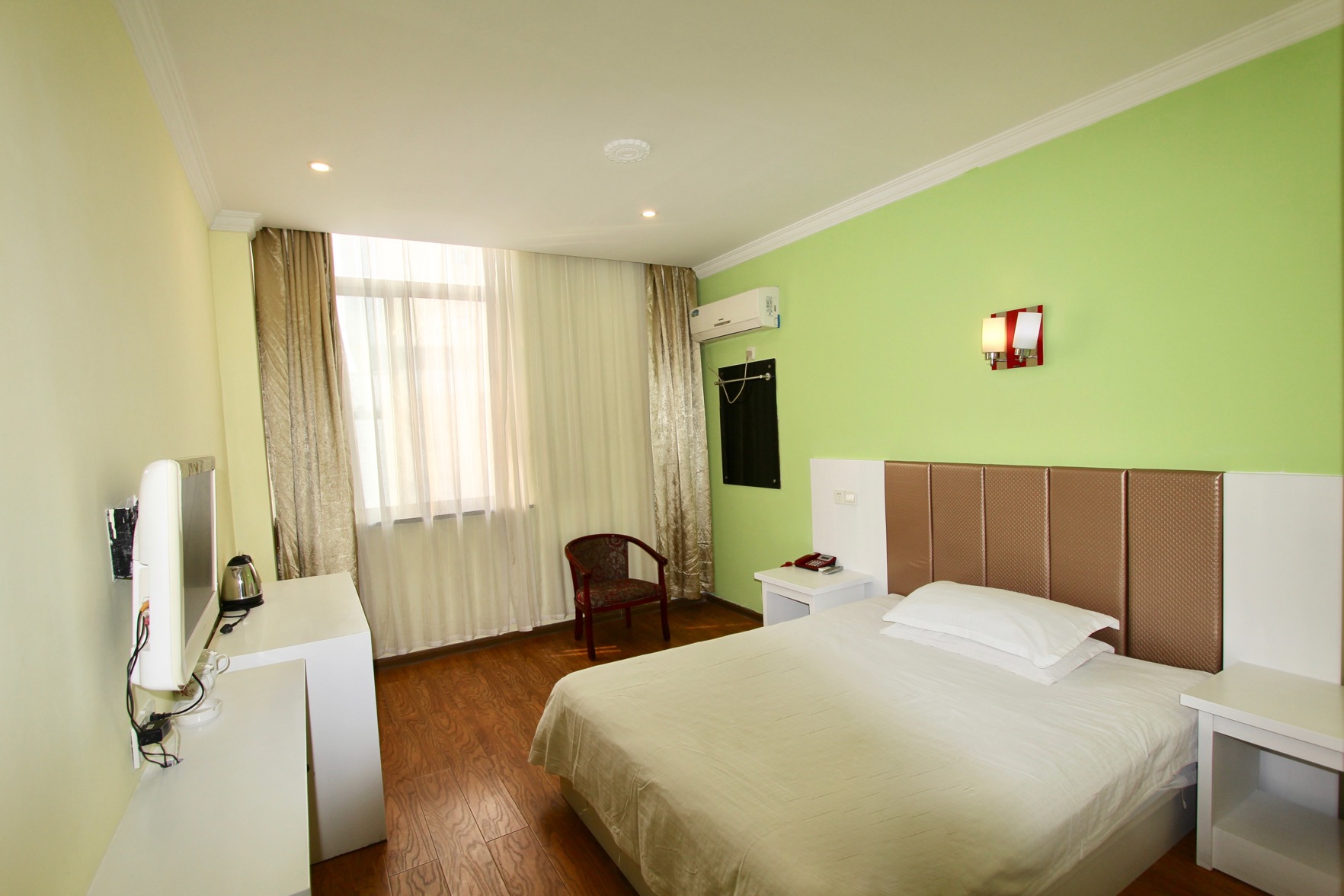 99 Inn Preferred Hotel (Jiashan Railway Station Zhongshan West Road) 1*