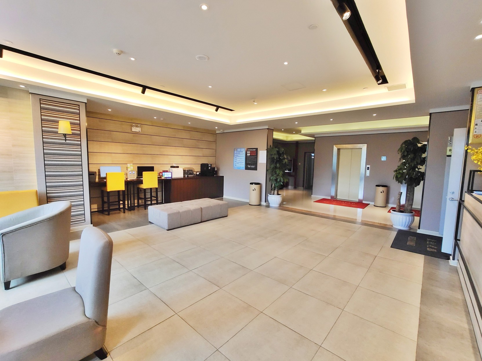 Ease Hotel (Guiyang Convention and Exhibition Center, Financial City Museum) 3*